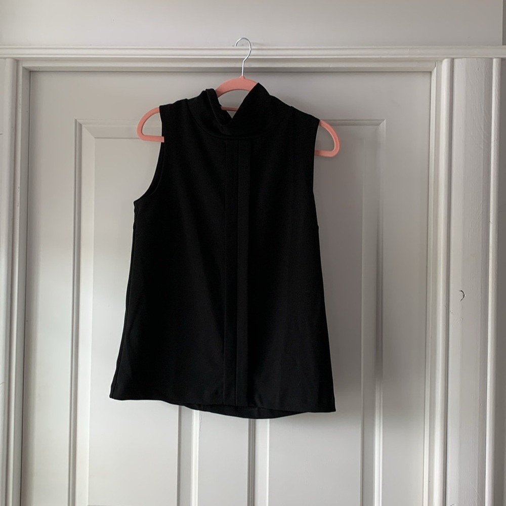 Banana Republic sleeveless shirt with collar detail gently used